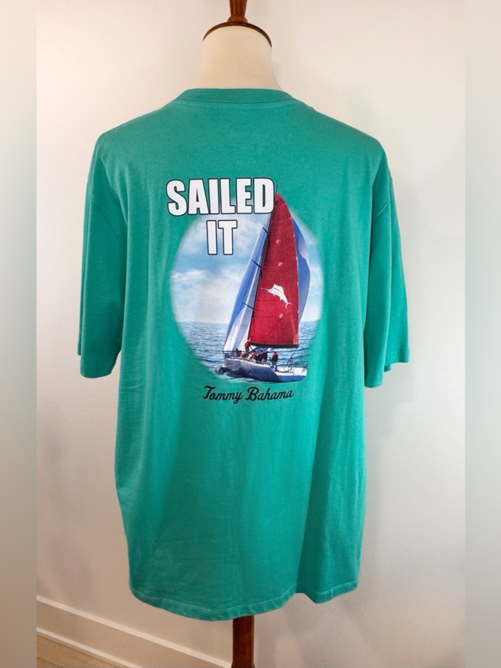 Tommy Bahama Men’s LARGE Short-Sleeve Graphic Tee with Red Sail UV Protection